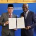 Menteri Ketenagakerjaan Yassierli menyerahkan instrumen asli ratifikasi Konvensi ILO Nomor 188 tentang Pekerjaan dalam Sektor Penangkapan Ikan kepada Direktur Jenderal ILO Gilbert F. Houngbo di Jenewa, Swiss. (Dok: Biro Humas Kementerian Ketenagakerjaan)