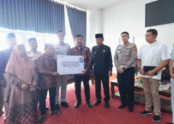 Kepala Cabang Jasa Raharja Muara Bungo Juni Panto Susilo bersama jajaran saat melakukan silaturahmi dan koordinasi dengan Pemerintah Kabupaten Kerinci serta Polres Kerinci. Kegiatan tersebut juga diisi dengan penyerahan santunan bagi ahli waris korban kecelakaan lalu lintas. (Dok: Jasa Raharja Jambi)