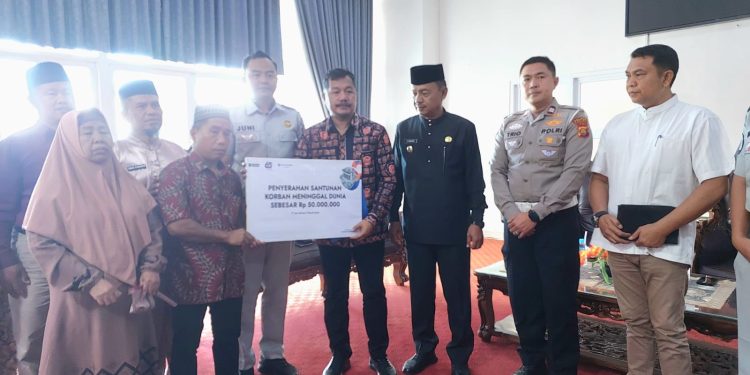 Kepala Cabang Jasa Raharja Muara Bungo Juni Panto Susilo bersama jajaran saat melakukan silaturahmi dan koordinasi dengan Pemerintah Kabupaten Kerinci serta Polres Kerinci. Kegiatan tersebut juga diisi dengan penyerahan santunan bagi ahli waris korban kecelakaan lalu lintas. (Dok: Jasa Raharja Jambi)