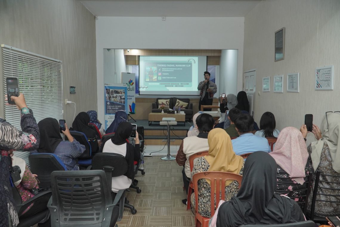 Peserta UMKM binaan PTPN IV Regional IV mengikuti pelatihan Content Marketing dan pemanfaatan Live Streaming TikTok yang diselenggarakan Rumah UMKM BUMN di Jambi, Jumat (12/6/2026). (DOk: Rudi)