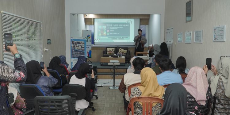 Peserta UMKM binaan PTPN IV Regional IV mengikuti pelatihan Content Marketing dan pemanfaatan Live Streaming TikTok yang diselenggarakan Rumah UMKM BUMN di Jambi, Jumat (12/6/2026). (DOk: Rudi)