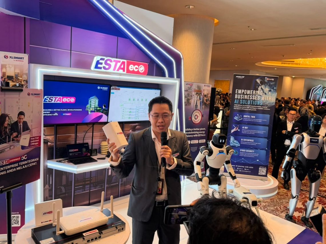 Jajaran XLSMART For BUSINESS memperkenalkan tiga solusi digital terbaru, yakni estaBiz, ESTA ads, dan ESTA geo dalam ajang BRAVO 500 Summit 2026 di Jakarta. (DOk: Corporate Communications & Sustainability XLSMART)