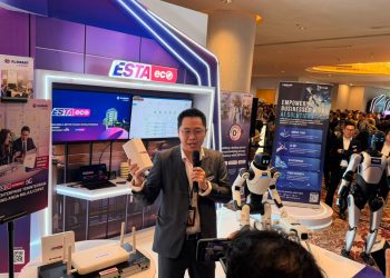 Jajaran XLSMART For BUSINESS memperkenalkan tiga solusi digital terbaru, yakni estaBiz, ESTA ads, dan ESTA geo dalam ajang BRAVO 500 Summit 2026 di Jakarta. (DOk: Corporate Communications & Sustainability XLSMART)