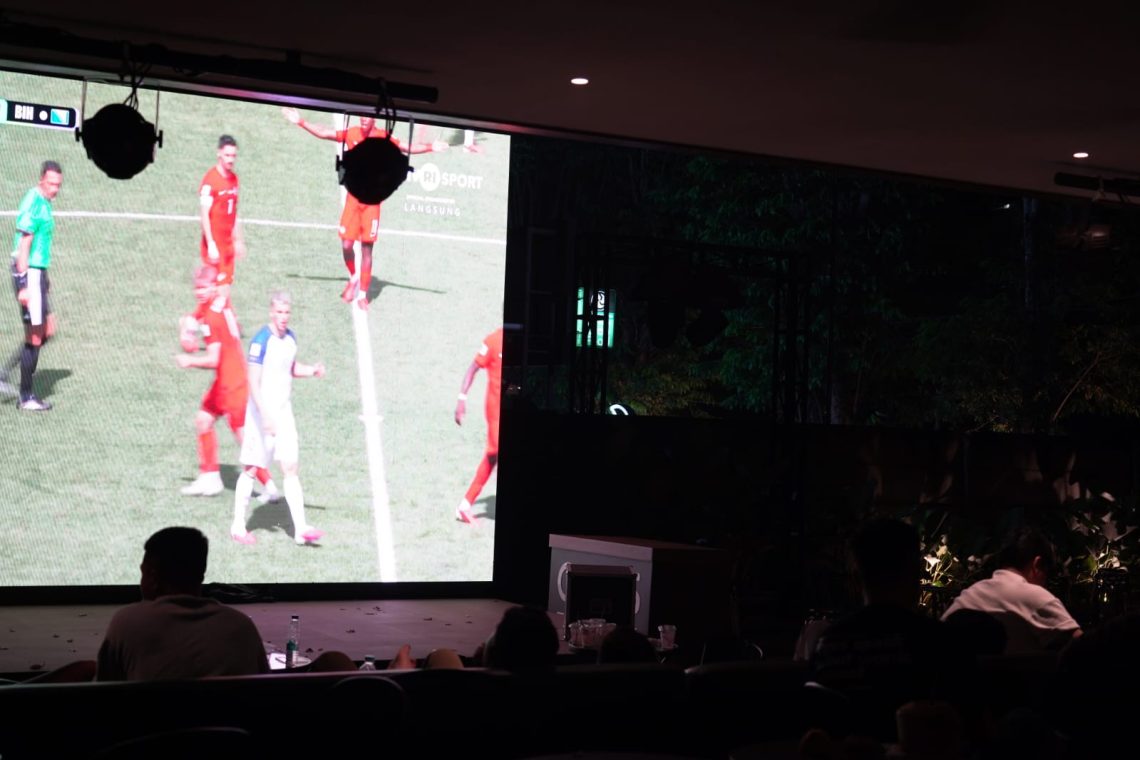 Personel TNI bersama masyarakat mengikuti Nobar Kebangsaan Piala Dunia 2026 di Oris Kafe, Kota Jambi, Jumat malam. (DOk: Rahmat)