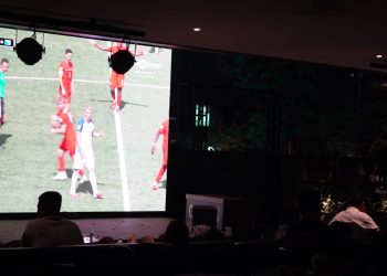 Personel TNI bersama masyarakat mengikuti Nobar Kebangsaan Piala Dunia 2026 di Oris Kafe, Kota Jambi, Jumat malam. (DOk: Rahmat)