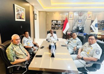Direktur Operasional PT Jasa Raharja, Ariyandi, bersama Wakil Menteri Ketenagakerjaan RI, Afriansyah Noor, saat menggelar audiensi di Kantor Kementerian Ketenagakerjaan, Jakarta. (Dok: Humas Jasa Raharja)