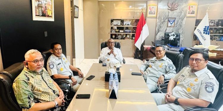 Direktur Operasional PT Jasa Raharja, Ariyandi, bersama Wakil Menteri Ketenagakerjaan RI, Afriansyah Noor, saat menggelar audiensi di Kantor Kementerian Ketenagakerjaan, Jakarta. (Dok: Humas Jasa Raharja)