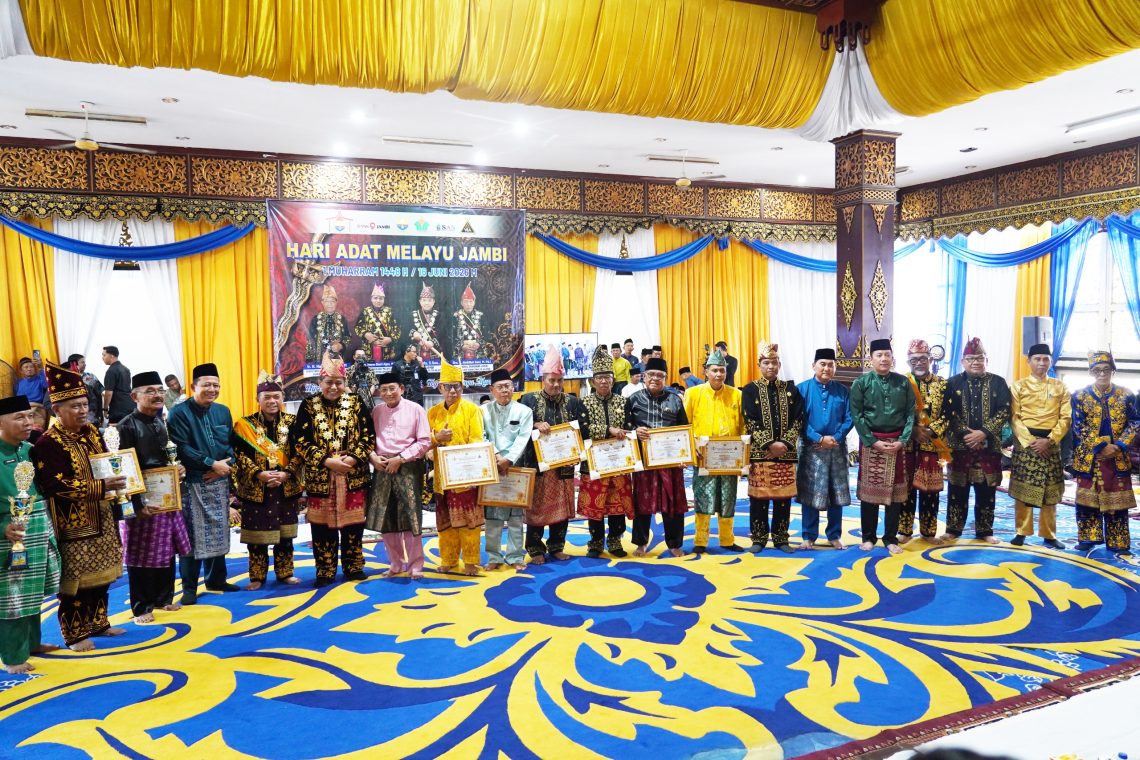 Kasrem 042/Garuda Putih Kolonel Inf Davy Darma Putra menghadiri peringatan Hari Adat Melayu Jambi Tahun 2026 di Balairung Sari, Gedung LAM Provinsi Jambi, Selasa (16/6/2026). (DOk: Penrem/042 Gapu)