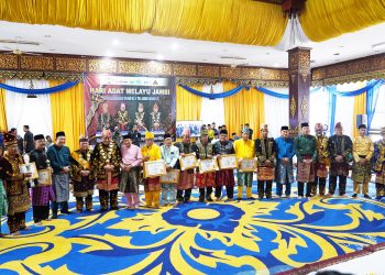 Kasrem 042/Garuda Putih Kolonel Inf Davy Darma Putra menghadiri peringatan Hari Adat Melayu Jambi Tahun 2026 di Balairung Sari, Gedung LAM Provinsi Jambi, Selasa (16/6/2026). (DOk: Penrem/042 Gapu)