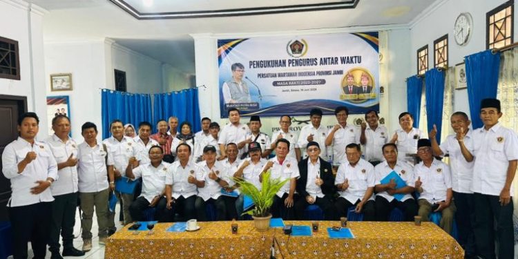 Foto bersama usai pengukuhan pengurus antar waktu PWI Provinsi Jambi. (Dok: Arwani)