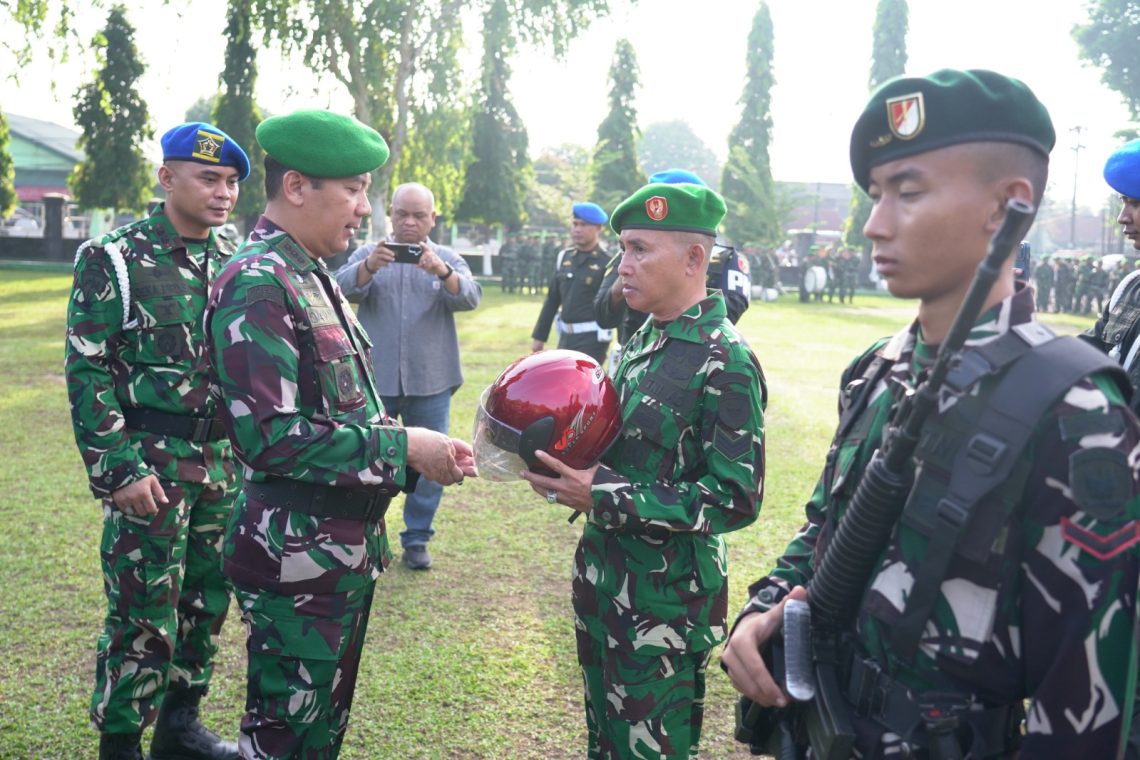 Kasrem 042/Garuda Putih, Kolonel Inf Davy Darma Putra, menyerahkan helm keselamatan secara simbolis kepada perwakilan prajurit dan ASN usai Upacara Bendera 17-an di Makorem 042/Gapu. (DOk: Rahmat)