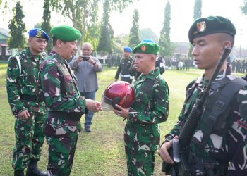 Kasrem 042/Garuda Putih, Kolonel Inf Davy Darma Putra, menyerahkan helm keselamatan secara simbolis kepada perwakilan prajurit dan ASN usai Upacara Bendera 17-an di Makorem 042/Gapu. (DOk: Rahmat)
