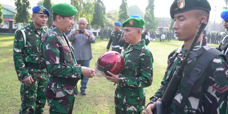 Kasrem 042/Garuda Putih, Kolonel Inf Davy Darma Putra, menyerahkan helm keselamatan secara simbolis kepada perwakilan prajurit dan ASN usai Upacara Bendera 17-an di Makorem 042/Gapu. (DOk: Rahmat)