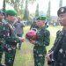 Kasrem 042/Garuda Putih, Kolonel Inf Davy Darma Putra, menyerahkan helm keselamatan secara simbolis kepada perwakilan prajurit dan ASN usai Upacara Bendera 17-an di Makorem 042/Gapu. (DOk: Rahmat)