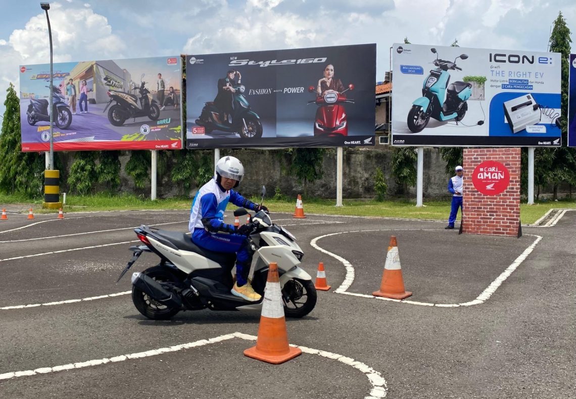 Instruktur Safety Riding Honda memberikan edukasi teknik pengereman yang aman kepada peserta pelatihan di Sinsen Safety Riding Center Jambi. (DOk: Alpin)