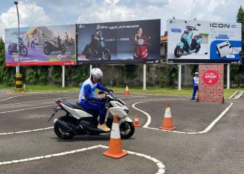 Instruktur Safety Riding Honda memberikan edukasi teknik pengereman yang aman kepada peserta pelatihan di Sinsen Safety Riding Center Jambi. (DOk: Alpin)