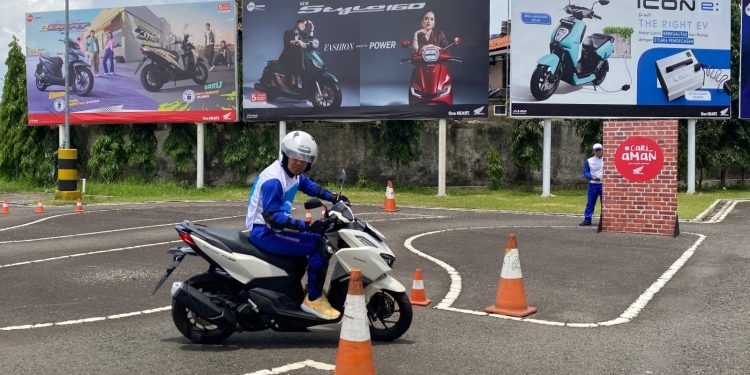 Instruktur Safety Riding Honda memberikan edukasi teknik pengereman yang aman kepada peserta pelatihan di Sinsen Safety Riding Center Jambi. (DOk: Alpin)