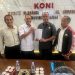 Perwakilan Pengurus Besar Taekwondo Indonesia (PBTI), Hendri Juanda, S.H., menyerahkan tembusan Surat Keputusan Kareteker Pengprov TI Jambi kepada Ketua KONI Provinsi Jambi, Sanusi, di Kantor KONI Jambi. (DOk: Alpin)