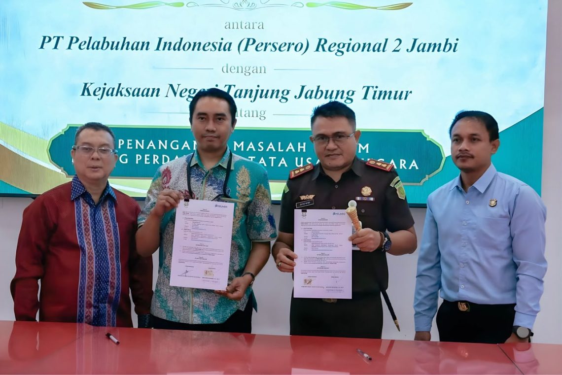 PT Pelabuhan Indonesia (Persero) Regional 2 Jambi dan Kejaksaan Negeri Tanjung Jabung Timur menandatangani kesepakatan bersama terkait penanganan masalah hukum di bidang Perdata dan Tata Usaha Negara. (Dok: Rudi)