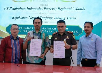 PT Pelabuhan Indonesia (Persero) Regional 2 Jambi dan Kejaksaan Negeri Tanjung Jabung Timur menandatangani kesepakatan bersama terkait penanganan masalah hukum di bidang Perdata dan Tata Usaha Negara. (Dok: Rudi)