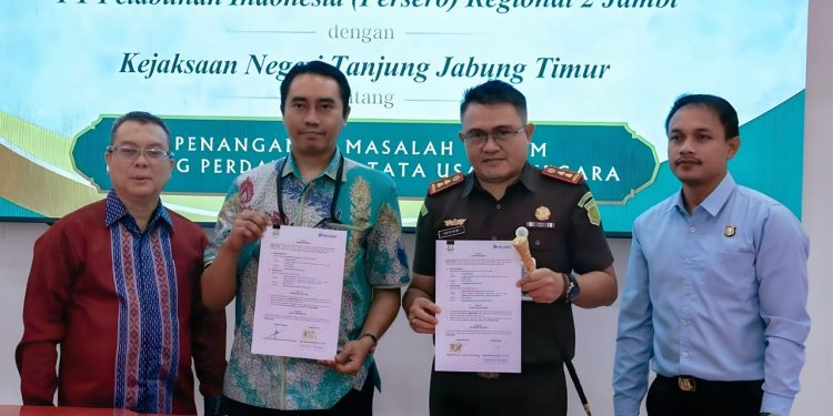 PT Pelabuhan Indonesia (Persero) Regional 2 Jambi dan Kejaksaan Negeri Tanjung Jabung Timur menandatangani kesepakatan bersama terkait penanganan masalah hukum di bidang Perdata dan Tata Usaha Negara. (Dok: Rudi)