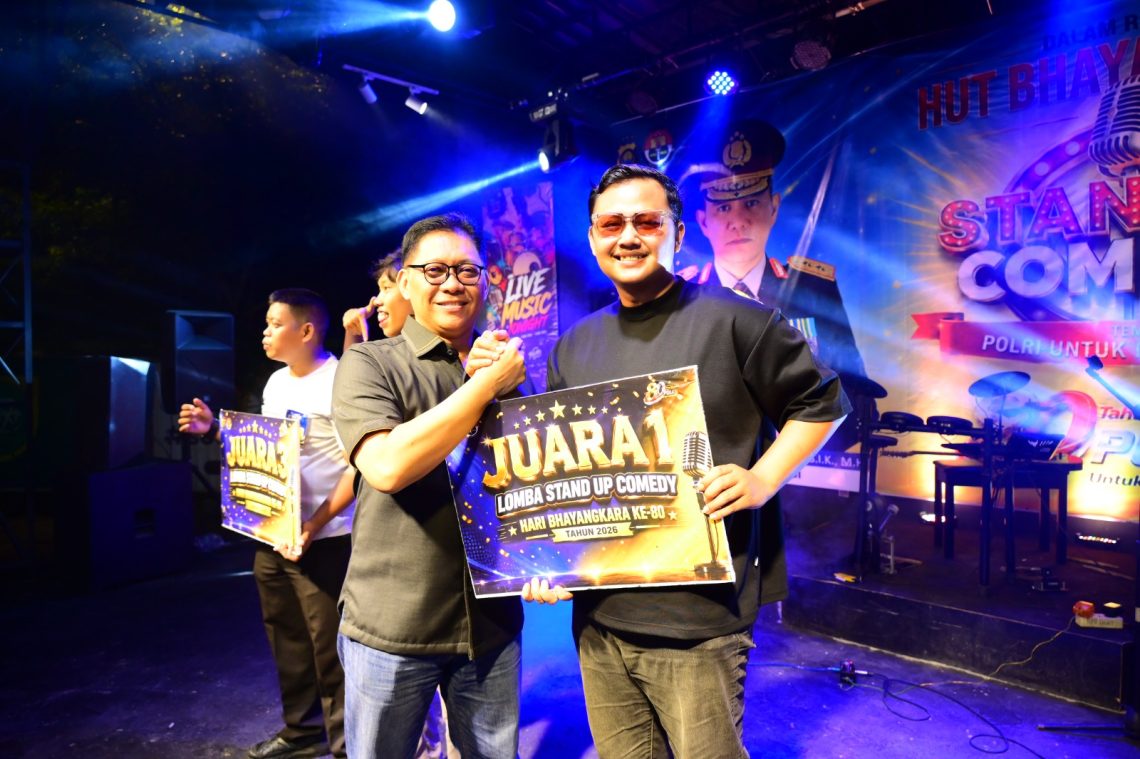 Kabid Humas Polda Jambi Kombes Pol Erlan Munaji saat memberikan hadiah kepada pemenang Lomba Stand Up Comedy dalam rangka Hari Bhayangkara ke-80 di Cafe Kesiko Jambi. (Dok: Rahmat)