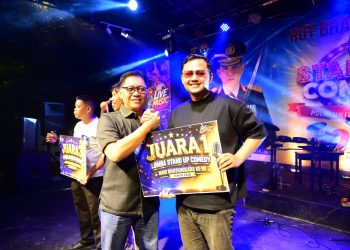 Kabid Humas Polda Jambi Kombes Pol Erlan Munaji saat memberikan hadiah kepada pemenang Lomba Stand Up Comedy dalam rangka Hari Bhayangkara ke-80 di Cafe Kesiko Jambi. (Dok: Rahmat)