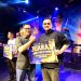 Kabid Humas Polda Jambi Kombes Pol Erlan Munaji saat memberikan hadiah kepada pemenang Lomba Stand Up Comedy dalam rangka Hari Bhayangkara ke-80 di Cafe Kesiko Jambi. (Dok: Rahmat)