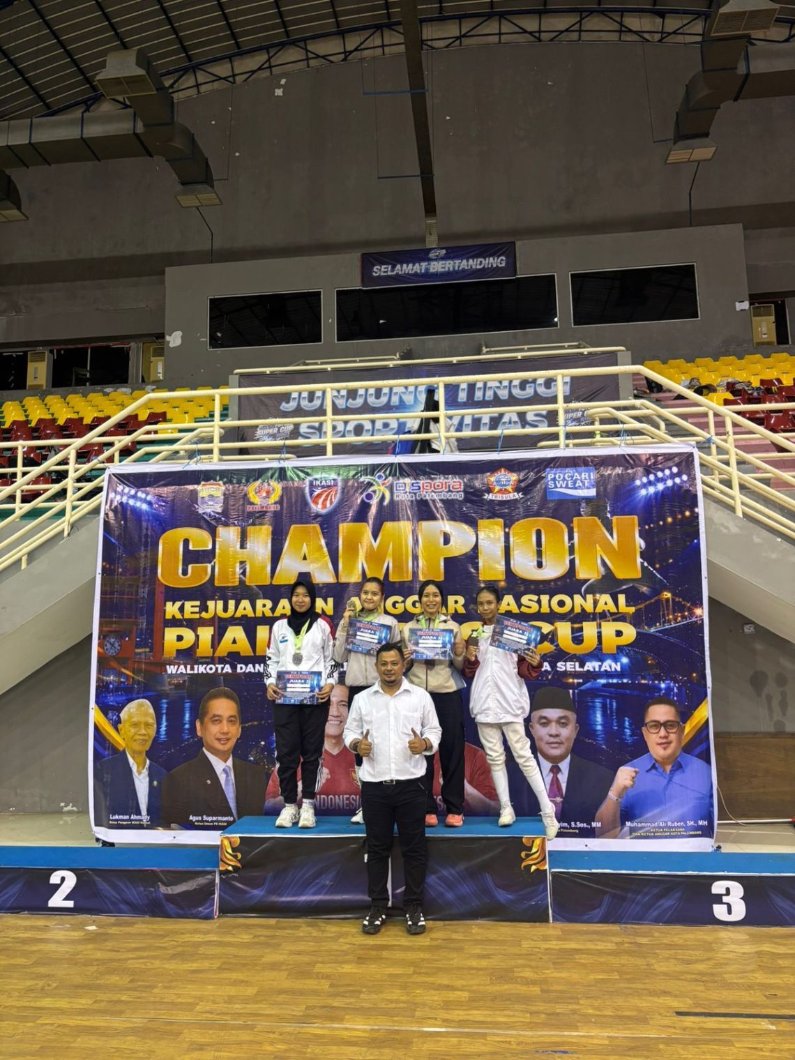 Kontingen anggar Jambi berpose bersama usai meraih empat medali perunggu pada Kejuaraan Nasional Anggar Piala RDPS Cup 2026 di Palembang, Sumatera Selatan. (Dok: Humas KONI Provinsi Jambi)
