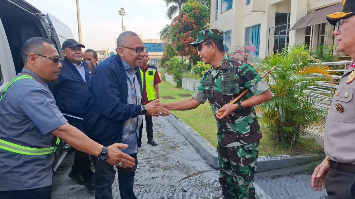 Danrem 042/Garuda Putih Brigjen TNI Nyamin saat menyambut kedatangan Wakil Menteri Ketenagakerjaan RI Adriansyah Noor dalam kunjungan kerja ke Provinsi Jambi. (Dok: Rahmat)