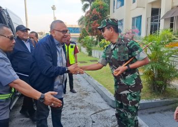 Danrem 042/Garuda Putih Brigjen TNI Nyamin saat menyambut kedatangan Wakil Menteri Ketenagakerjaan RI Adriansyah Noor dalam kunjungan kerja ke Provinsi Jambi. (Dok: Rahmat)