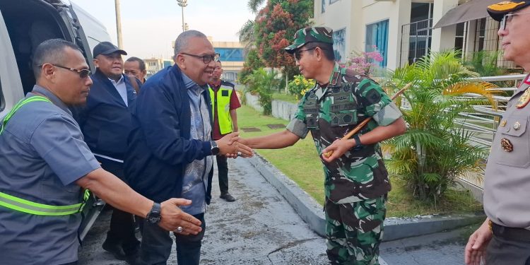 Danrem 042/Garuda Putih Brigjen TNI Nyamin saat menyambut kedatangan Wakil Menteri Ketenagakerjaan RI Adriansyah Noor dalam kunjungan kerja ke Provinsi Jambi. (Dok: Rahmat)