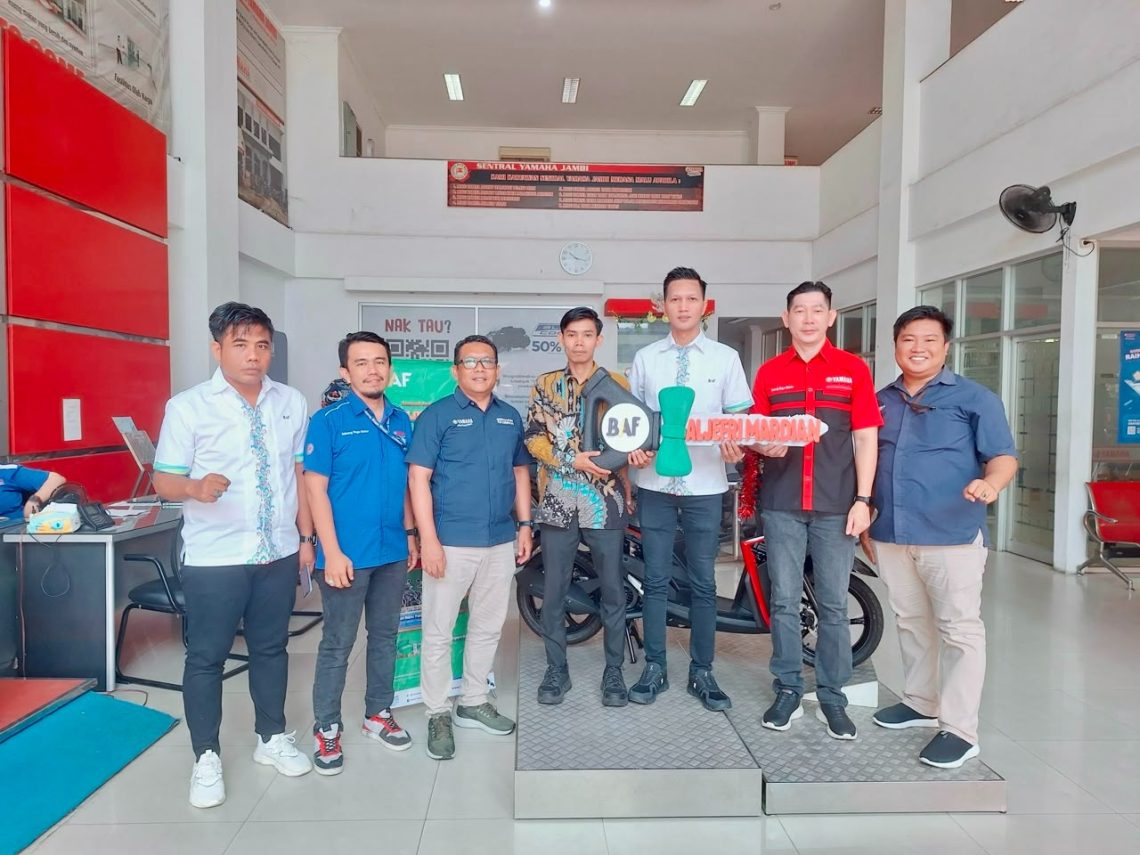 Pemenang Program Semarak Berkah BAF 2026, Aljefri Mardian, menerima hadiah utama satu unit sepeda motor Yamaha Mio M3 yang diserahkan oleh Area Marketing Manager BAF Jambi Bayu di dealer Sentral Yamaha Murni Jambi. (Dok: Alpin)