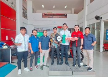 Pemenang Program Semarak Berkah BAF 2026, Aljefri Mardian, menerima hadiah utama satu unit sepeda motor Yamaha Mio M3 yang diserahkan oleh Area Marketing Manager BAF Jambi Bayu di dealer Sentral Yamaha Murni Jambi. (Dok: Alpin)