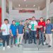 Pemenang Program Semarak Berkah BAF 2026, Aljefri Mardian, menerima hadiah utama satu unit sepeda motor Yamaha Mio M3 yang diserahkan oleh Area Marketing Manager BAF Jambi Bayu di dealer Sentral Yamaha Murni Jambi. (Dok: Alpin)