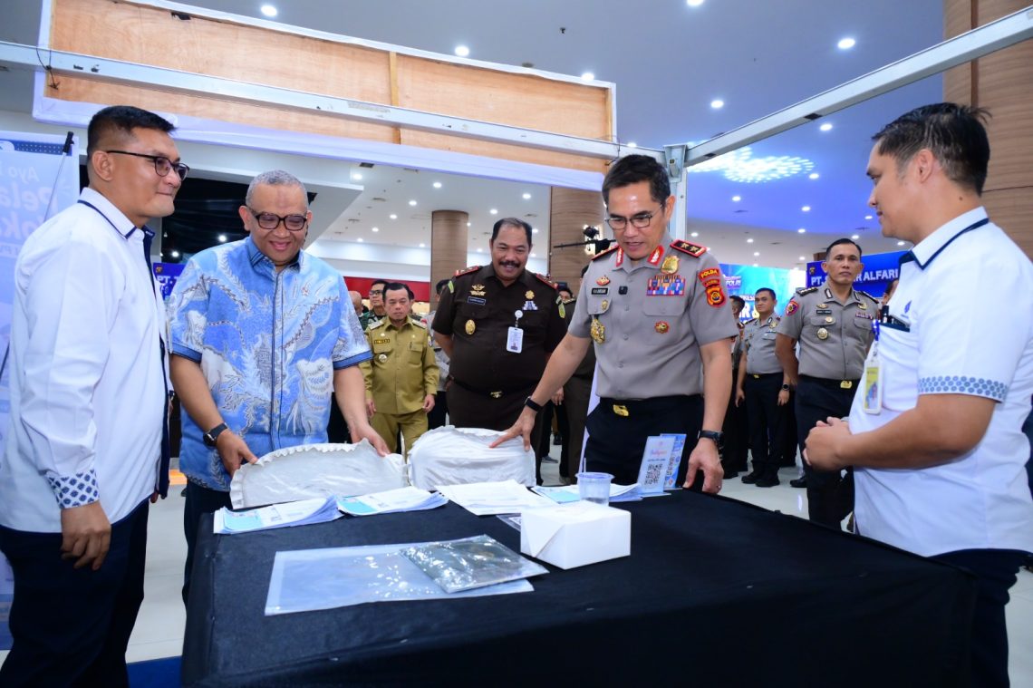 Wakil Menteri Ketenagakerjaan RI Afriansyah Noor didampingi Gubernur Jambi Al Haris dan Kapolda Jambi Irjen Pol. Krisno Halomoan Siregar meninjau stan peserta Bhayangkara Presisi Job Fair & Bazar UMKM di Lippo Mall Plaza Jambi, Senin (22/6/2026). (Dok: Humas Polda Jambi)