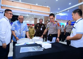 Wakil Menteri Ketenagakerjaan RI Afriansyah Noor didampingi Gubernur Jambi Al Haris dan Kapolda Jambi Irjen Pol. Krisno Halomoan Siregar meninjau stan peserta Bhayangkara Presisi Job Fair & Bazar UMKM di Lippo Mall Plaza Jambi, Senin (22/6/2026). (Dok: Humas Polda Jambi)