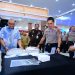 Wakil Menteri Ketenagakerjaan RI Afriansyah Noor didampingi Gubernur Jambi Al Haris dan Kapolda Jambi Irjen Pol. Krisno Halomoan Siregar meninjau stan peserta Bhayangkara Presisi Job Fair & Bazar UMKM di Lippo Mall Plaza Jambi, Senin (22/6/2026). (Dok: Humas Polda Jambi)