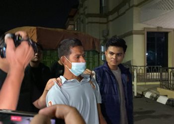 Petugas saat menggiring pelaku ke ruangan Satreskrim Polresta Jambi. (Dok: Alpin)