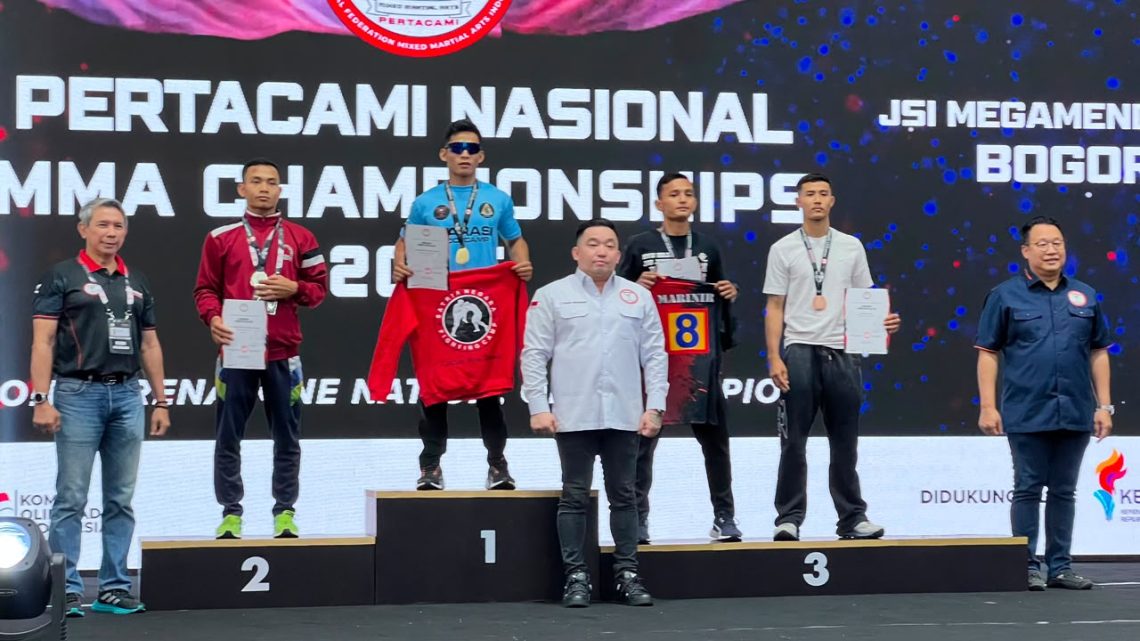Muhammad Zaki (Izak) menunjukkan medali emas dan trofi juara usai meraih podium tertinggi pada ajang PERTACAMI National MMA Championships 2026 di Megamendung, Bogor. (Dok: Humas KONI Provinsi Jambi)