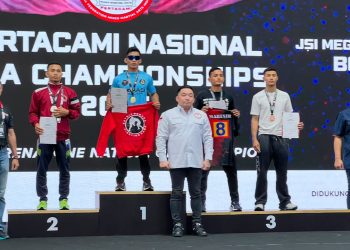 Muhammad Zaki (Izak) menunjukkan medali emas dan trofi juara usai meraih podium tertinggi pada ajang PERTACAMI National MMA Championships 2026 di Megamendung, Bogor. (Dok: Humas KONI Provinsi Jambi)