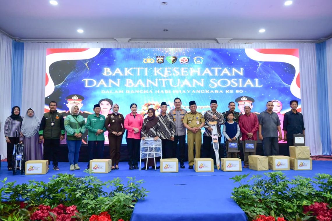 Kapolda Jambi Irjen Pol. Krisno H. Siregar didampingi Wakil Gubernur Jambi Abdullah Sani menyerahkan bantuan alat kesehatan kepada masyarakat dalam kegiatan Bakti Kesehatan dan Bakti Sosial Hari Bhayangkara ke-80 di Gedung Putih, Broni, Kota Jambi. (Dok: Humas Polda Jambi)