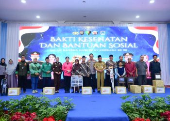 Kapolda Jambi Irjen Pol. Krisno H. Siregar didampingi Wakil Gubernur Jambi Abdullah Sani menyerahkan bantuan alat kesehatan kepada masyarakat dalam kegiatan Bakti Kesehatan dan Bakti Sosial Hari Bhayangkara ke-80 di Gedung Putih, Broni, Kota Jambi. (Dok: Humas Polda Jambi)