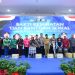 Kapolda Jambi Irjen Pol. Krisno H. Siregar didampingi Wakil Gubernur Jambi Abdullah Sani menyerahkan bantuan alat kesehatan kepada masyarakat dalam kegiatan Bakti Kesehatan dan Bakti Sosial Hari Bhayangkara ke-80 di Gedung Putih, Broni, Kota Jambi. (Dok: Humas Polda Jambi)