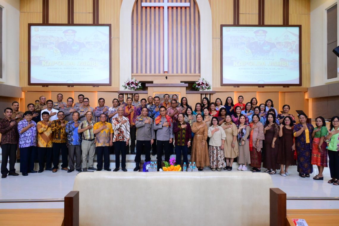 Kapolda Jambi Irjen Pol. Krisno H. Siregar bersama jajaran saat bersilaturahmi dengan pengurus dan jemaat Gereja Batak Karo Protestan (GBKP) serta Gereja Kristen Protestan Simalungun (GKPS) di Kota Jambi. (Dok: Alpin)