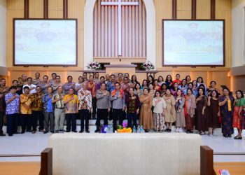 Kapolda Jambi Irjen Pol. Krisno H. Siregar bersama jajaran saat bersilaturahmi dengan pengurus dan jemaat Gereja Batak Karo Protestan (GBKP) serta Gereja Kristen Protestan Simalungun (GKPS) di Kota Jambi. (Dok: Alpin)