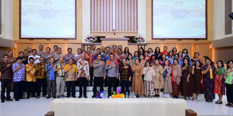 Kapolda Jambi Irjen Pol. Krisno H. Siregar bersama jajaran saat bersilaturahmi dengan pengurus dan jemaat Gereja Batak Karo Protestan (GBKP) serta Gereja Kristen Protestan Simalungun (GKPS) di Kota Jambi. (Dok: Alpin)