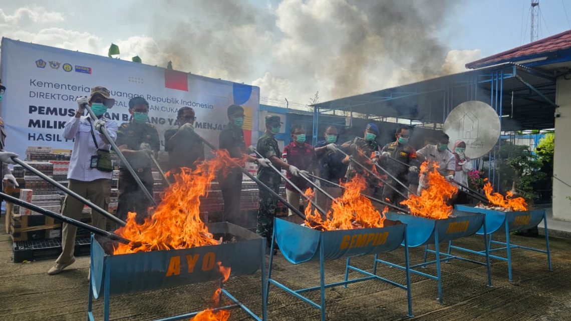 Kepala KPPBC TMP B Jambi, Dafit Kasianto, bersama unsur aparat penegak hukum dan instansi terkait saat kegiatan pemusnahan jutaan batang rokok ilegal serta berbagai barang selundupan hasil penindakan kepabeanan dan cukai. (Dok: Rudi)