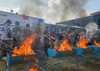Kepala KPPBC TMP B Jambi, Dafit Kasianto, bersama unsur aparat penegak hukum dan instansi terkait saat kegiatan pemusnahan jutaan batang rokok ilegal serta berbagai barang selundupan hasil penindakan kepabeanan dan cukai. (Dok: Rudi)