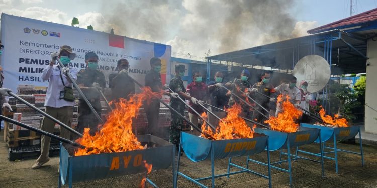 Kepala KPPBC TMP B Jambi, Dafit Kasianto, bersama unsur aparat penegak hukum dan instansi terkait saat kegiatan pemusnahan jutaan batang rokok ilegal serta berbagai barang selundupan hasil penindakan kepabeanan dan cukai. (Dok: Rudi)